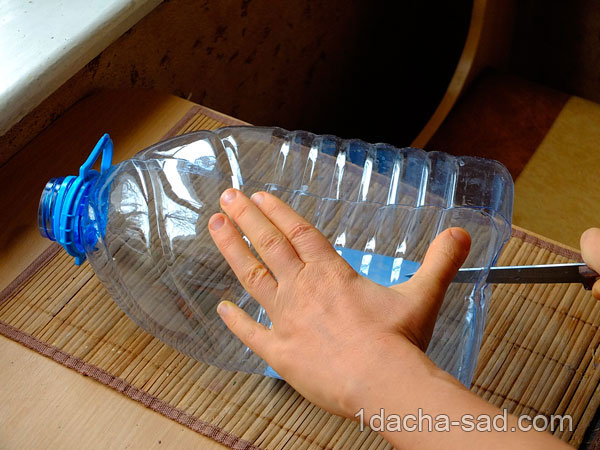 Разрезаю пластиковую бутылку вдоль